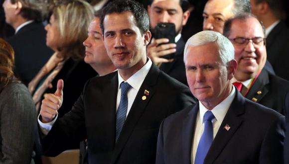 Mandatario interino de Venezuela, Juan Guaidó, saluda junto al vicepresidente de EE.UU., Mike Pence, durante el inicio de una reunión en la cumbre del Grupo de Lima. (Foto: EFE)