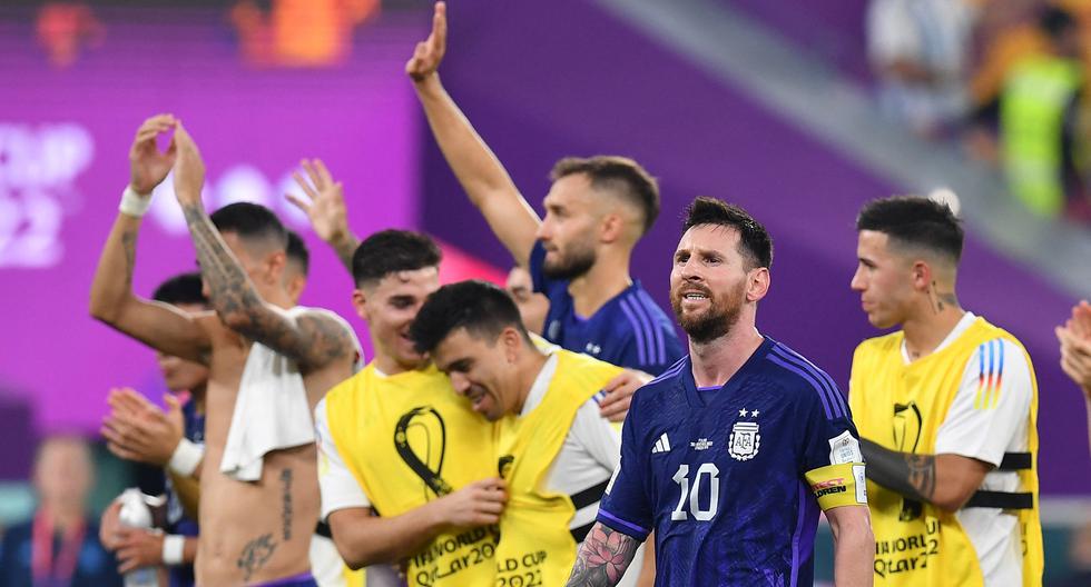 Lionel Messi de Argentina celebra con sus compañeros de equipo después del partido mientras Argentina califica para las etapas eliminatorias. REUTERS/Jennifer Lorenzini