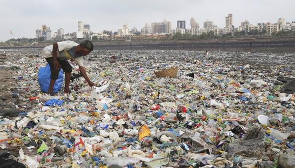 Un reciclador en la India busca bolsas de plástico en el Mar Arábico. (Foto: AP/Rafiq Maqbool)