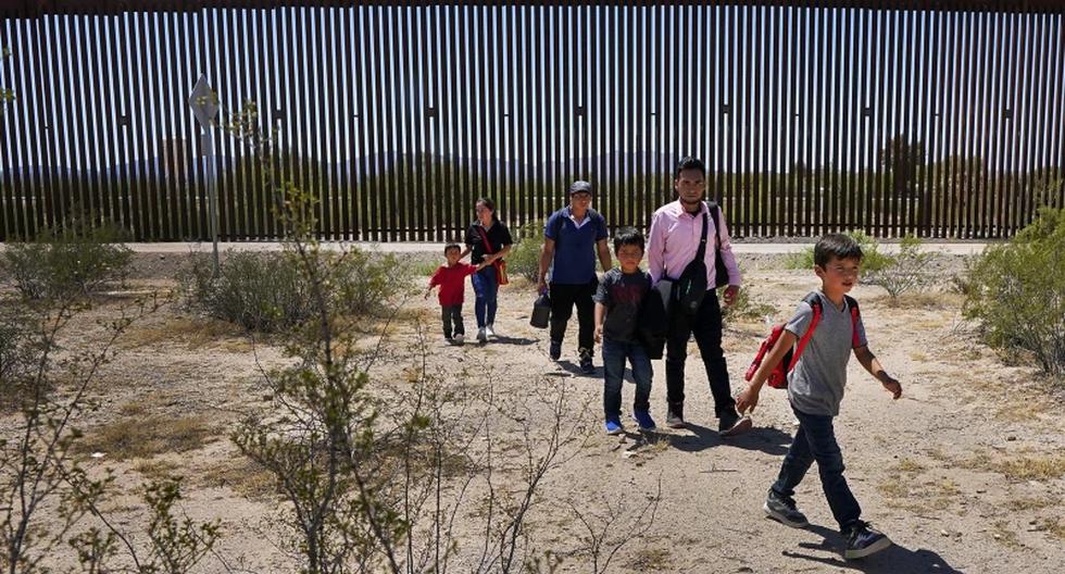 Una familia de cinco miembros que dice ser de Guatemala y un hombre que dice ser del Perú caminan por el desierto después de cruzar el muro fronterizo en el sector Tucson, en la frontera entre Estados Unidos y México, el martes 29 de agosto de 2023. (Foto AP/Matt York).