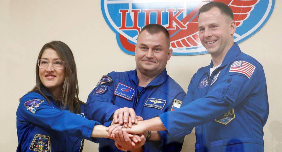 Los astronautas Christina Koch, Alexey Ovchinin, Nick Hague posan tras participar en una rueda de prensa en el Cosmódromo de Baikonur (Kazajistán), este miércoles. (Foto: EFE/ Sergei Ilnitsky)