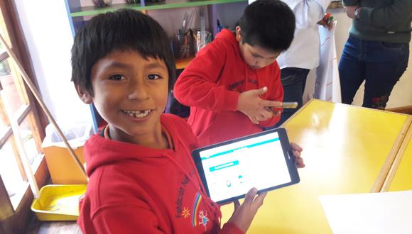 Educación Digital. Uno de los alumnos de la Fundación Niños del Arcoiris de Urubamba, Cusco.