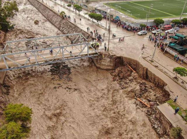 Desprendimiento de las vías por el agua. (Foto: Bengi Pancca)