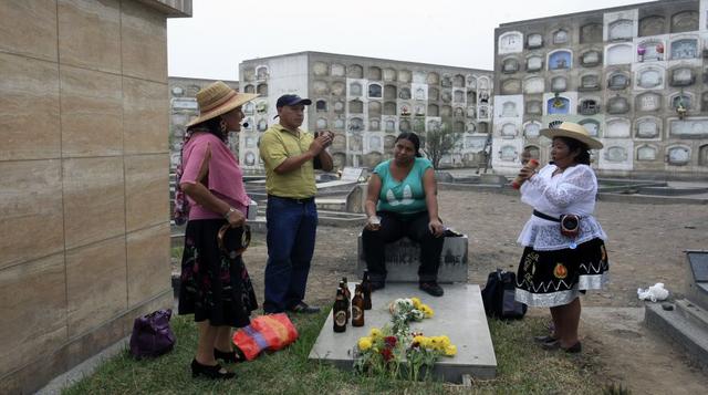 Día de la Madre en el cementerio: desde flores hasta cerveza - 1