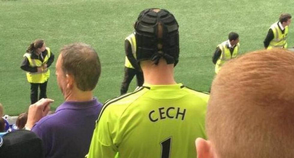 \"Petr Cech\" apareció en el banquillo y en la tribuna al mismo tiempo. (Foto: Internet)