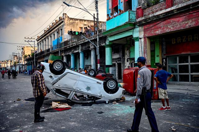 Carros de la policía de Cuba que fueron volcados por los manifestantes en una calle de La Habana. (YAMIL LAGE / AFP).