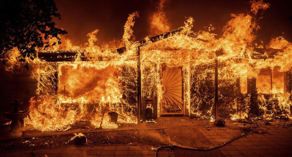 Las llamas consumen una casa en el condado de Mariposa, California, el sábado 23 de julio de 2022. (AP Foto/Noah Berger).