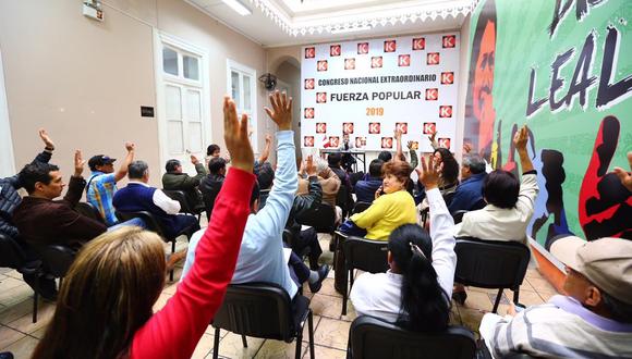 Luis Galarreta encabezó la reunión partidaria en el local de Fuerza Popular en el Centro de Lima, en la que participaron otros  miembros del Congreso disuelto. (Foto: Difusión)