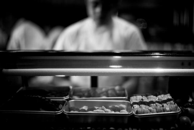 20 o más variedades de pescados y mariscos llegan a diario. Lo que el mar mande: atún, mero, cabrilla, fortuno, lenguado, chita, ventresca, conchas, almejas, ostras, navajas, erizos o percebes.