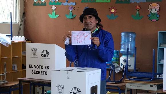 El aspirante presidencial de la primera vuelta electoral por el movimiento político indigenista Pachakutik, Yaku Pérez, mientras ejerce su derecho al voto, en un colegio de la provincia de Azuay (Ecuador). (Foto: EFE/ Campaña Yaku Pérez).