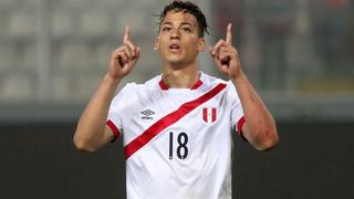 Benavente celebra clasificación de su club con bandera del Perú