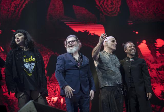 Mon Laferte, Gustavo Santaolalla, Zeta Bosio y Rubén Albarrán, al final del concierto de "Gracias Totales": Foto: Gabriela Delgado (El Comercio)