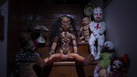 Al centro, una muñeca de vudú comprada en Tacora es el objeto que más pánico produce de los seis mil que pueblan la casa. Solo por su pinta provoca no acercarse. (Foto: Richard Hirano)