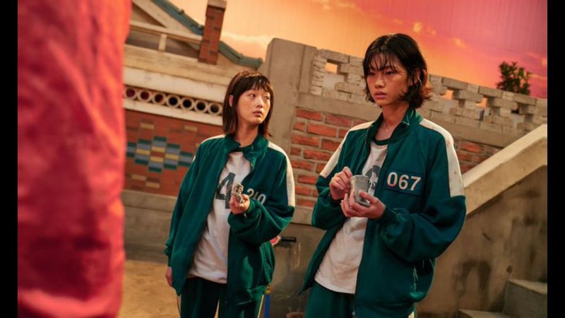 Sae-byok (right), one of the few female participants in the game, is a defector from North Korea.  (NETFLIX).