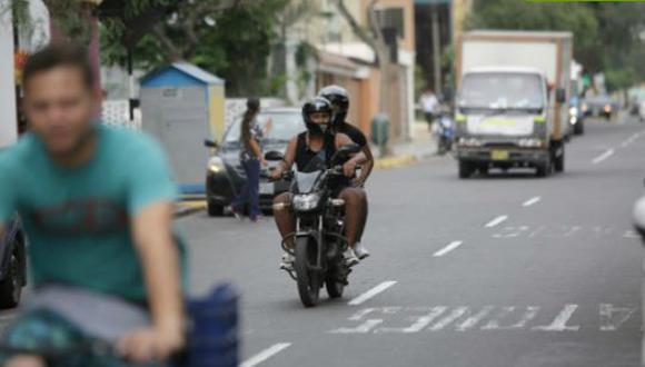 Según el alcalde de Miraflores, Luis Molina, prohibir el tránsito de dos personas en motocicleta ayudará a disminuir los índices de delincuencia en su jurisdicción. (Foto: Anthony Niño de Guzmán).