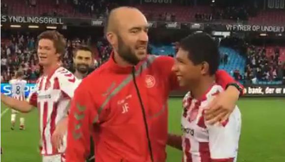 Edison Flores fue felicitado por sus compañeros por primer gol