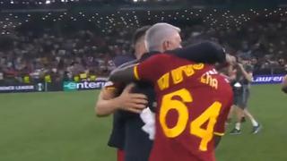 Mourinho saludó a cada jugador de la Roma tras el título de la Conference League