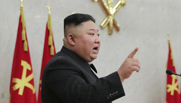 En esta imagen, distribuida por el gobierno de Corea del Norte, el líder norcoreano, Kim Jong-un, habla durante una reunión del Comité Central del Partido de los Trabajadores de Corea, en Pyongyang, el 8 de febrero de 2021. (AP).