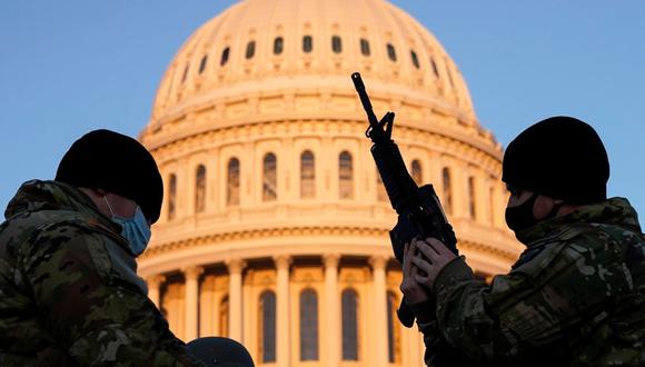 Un miembro de la Guardia Nacional recibe un arma antes de que los demócratas comiencen a debatir un artículo de juicio político contra el presidente de Estados Unidos, Donald Trump, en el Capitolio. (REUTERS / Joshua Roberts).