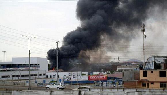 Callao: fuerte incendio en almacén de fábrica textil