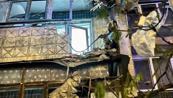 Vyacheslav Gladkov, gobernador de la región de Belgorod, muestra los daños después de una explosión en la ciudad de Belgorod. (Foto de Handout / TELEGRAM / VVGLADKOV / AFP)