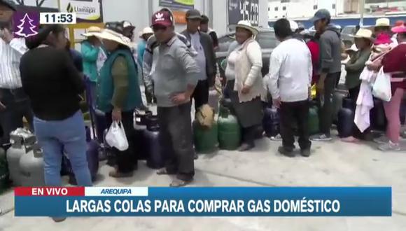 Los ciudadanos de Cerro Colorado intentan conseguir gas doméstico. (Foto: Canal N)