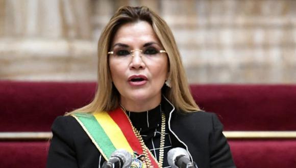 La presidenta interina de Bolivia, Jeanine Áñez, pronuncia un mensaje en el palacio de gobierno de La Paz, el 6 de agosto de 2020. (Foto de Presidencia de Bolivia / AFP)