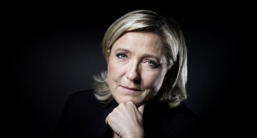 Marine Le Pen posa durante una sesión de fotos en Nanterre el 17 de octubre de 2016. (JOEL SAGET / AFP).