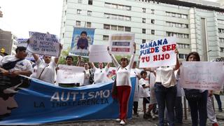 Protestan en Ministerio de la Mujer para exigir atención a las personas con autismo