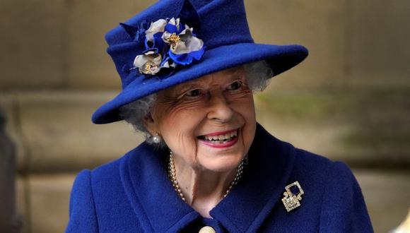 En esta foto del 12 de octubre de 2021, la Reina Isabel II de Gran Bretaña sonríe mientras se marcha después de asistir a un Servicio de Acción de Gracias. (FRANK AUGSTEIN / POOL / AFP).