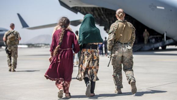 El ejército estadounidense ayuda a algunas personas a abordar aviones para abandonar Afganistán. EFE