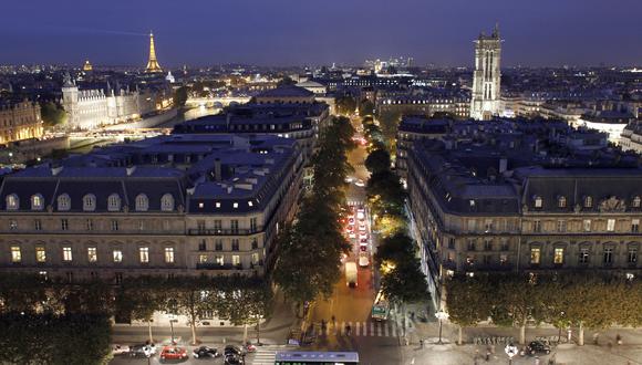 Una fotografía tomada desde el techo del ayuntamiento de París  muestra calles, el Tour Saint Jacques (torre de Santiago) y la Torre Eiffel en París. (Foto de PATRICK KOVARIK / AFP)