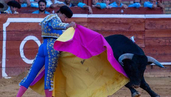El torero peruano Roca Rey durante su faena en la plaza de toros de Huelva, donde se celebra la feria taurina de Colombinas, el 3 de agosto de 2023, en Huelva, España. (Foto de Julián Pérez / EFE)