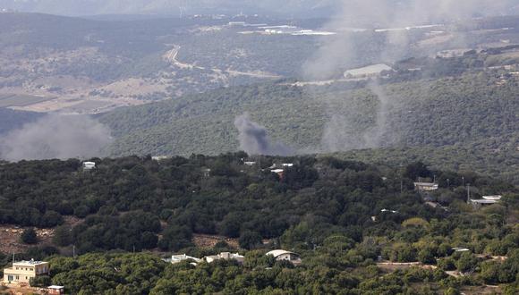 El humo se eleva después de que cohetes disparados desde el Líbano cayeran en el norte de Israel, cerca de la aldea drusa de Horfish, el 14 de noviembre de 2023. (Foto de Jalaa MAREY / AFP)