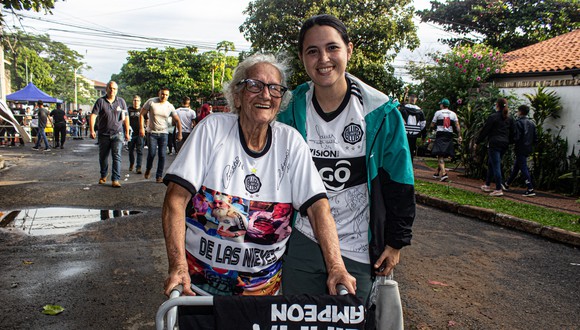 Abuela de 85 años es fanática de Olimpia de Paraguay y hace unos días se le cumplió el sueño de conocer a sus ídolos. (Foto: Twitter / @nandefranja)
