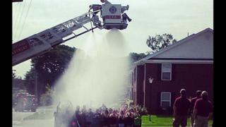 Cuatro bomberos se electrocutan en un Ice Bucket Challenge