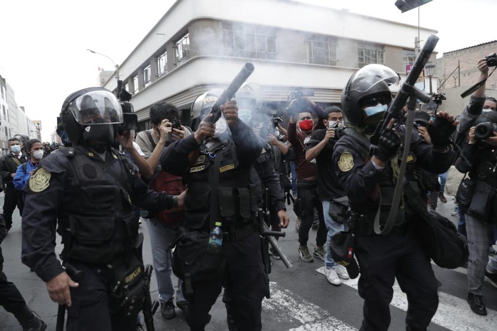 Los agentes del orden tuvieron que hacer uso de gases lacrimógenos para dispersar a los manifestantes. Horas después, también recurrirían a perdigones de goma. (Foto: Renzo Salazar / @photo.gec)