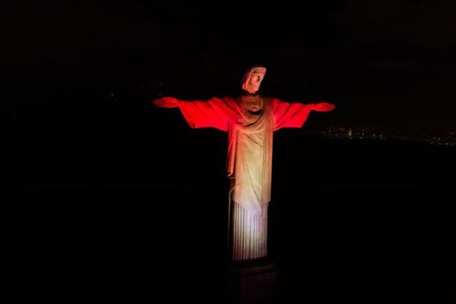 El Cristo Rendentor de Río de Janeiro, en Brasil, fue iluminado con los colores de la bandera de Perú la noche del martes. (Foto: ANDINA/ Consulado del Perú en Rio de Janeiro)