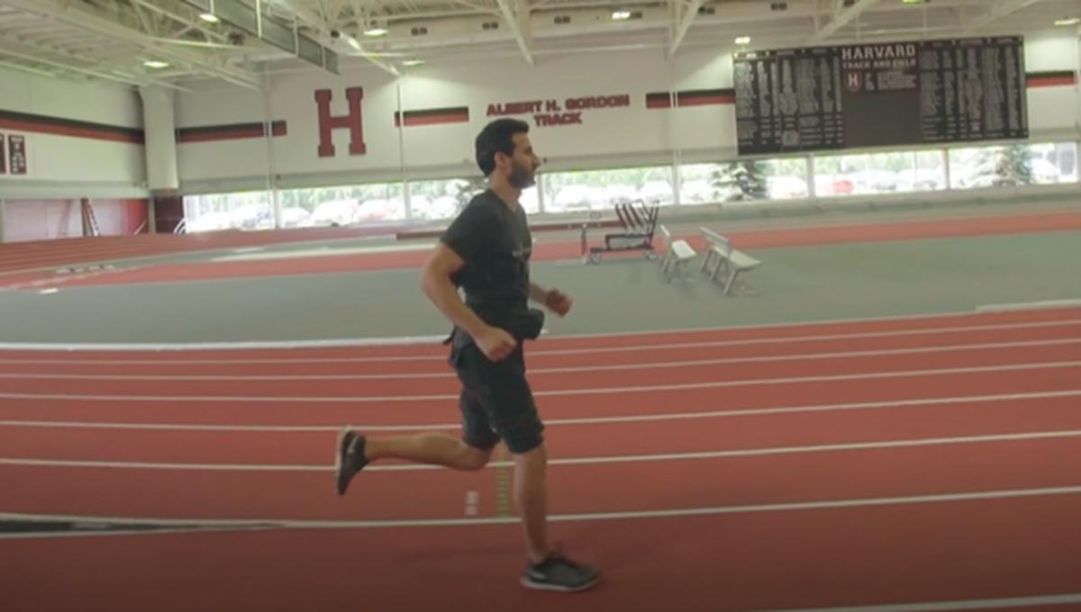 Los shorts se pusieron a prueba en diferentes situaciones, desde una cinta de correr y una pista de atletismo hasta senderos en colinas. (Foto: Captura de pantalla)