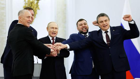 Los jefes de la región de Kherson, Zaporizhzhia, Donetsk y Lugansk junto al presidente de Rusia, Vladimir Putin, el 30 de septiembre de 2022 en Moscú. (DMITRY ASTAKHOV / SPUTNIK / AFP).