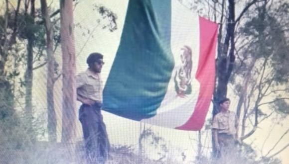 Dos boinas cafés junto a la bandera de México desplegada en Santa Catalina. / CORTESÍA DAVID SÁNCHEZ