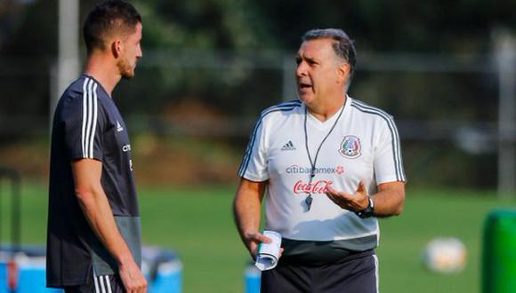 Gerardo Martino conversando con un futbolista azteca en las prácticas. (Foto: Imago 7)