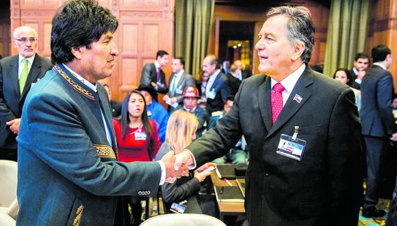 El pasado 19 de marzo, el presidente de Bolivia, Evo Morales, se encontró en La Haya con el subsecretario de Relaciones Exteriores de Chile, Alfonso Silva. (EFE)