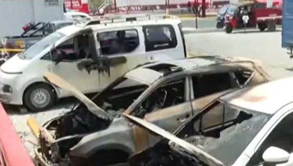 Testigos aseguran que un grupo de seis desconocidos lanzaron la bomba molotov en un auto blanco. (Foto: Captura / América Noticias)