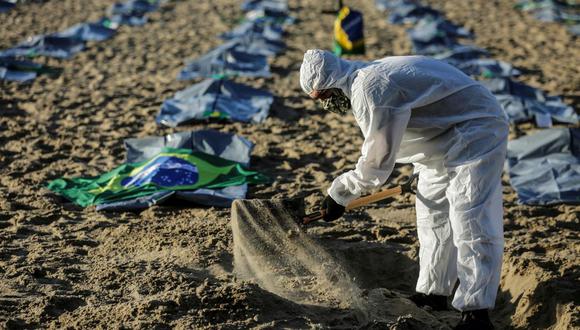 Un voluntario trabaja en la playa de Copacabana para preparar el acto de la ONG Río de Paz en memoria de los más de 400.000 brasileños muertos por coronavirus Covid-19. (EFE/Antonio Lacerda).