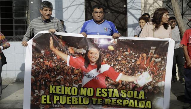 Simpatizantes de Keiko Fujimori protestaron contra la detención de la lideresa de Fuerza Popular. (Foto: Anthony Niño de Guzmán / El Comercio)