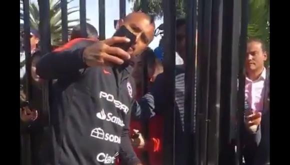 Arturo Vidal, Jean Beausejour, entre otros jugadores de la 'Roja', repartieron autógrafos y fotos a los hinchas previo al Chile vs. Haití por fecha FIFA en La Serena (Video: Twitter)