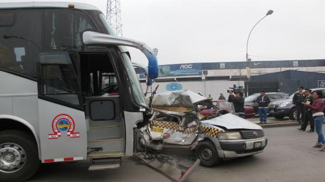 Choque entre bus y taxi en La Victoria dejó un muerto - 1