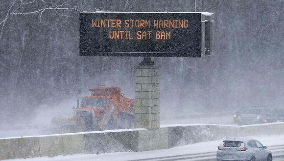 Vehículos particulares y cuadrillas de retiro de nieve comparten vías en la carretera estatal 14/18 en Madison, Wisconsin, el jueves 22 de diciembre de 2022. ( Foto de John Hart/Wisconsin State Journal vía AP)