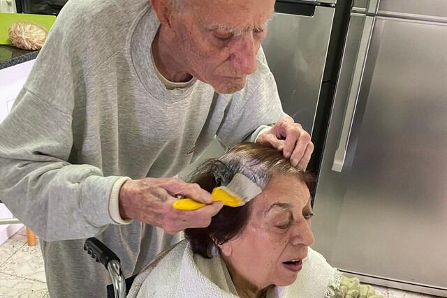 El hombre 92 años adora pintar el cabello de su esposa (Foto: Facebook)